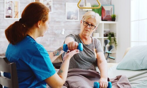 enfermera ayudando anciana recuperar sus musculos despues accidente