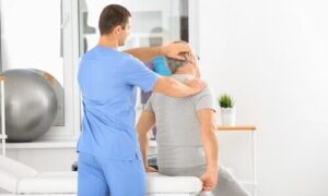 fisioterapeuta que trabaja paciente mayor clinica moderna