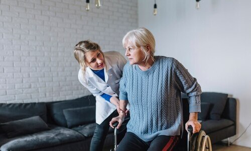 mujer silla ruedas asilo ancianos