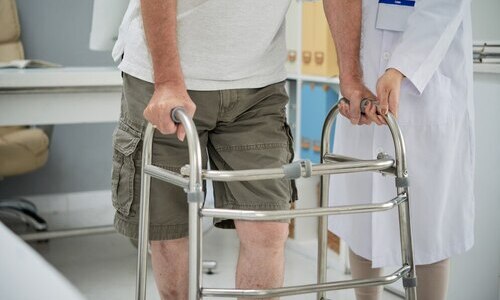 persona rehabilitacion caminando nuevo