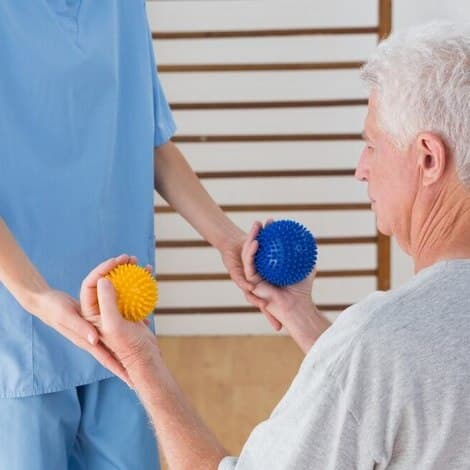 senior hombre trabajando su terapeuta