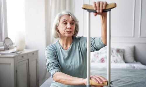 viejo paciente que sufre parkinson