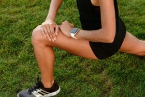 atleta calentando la rodilla